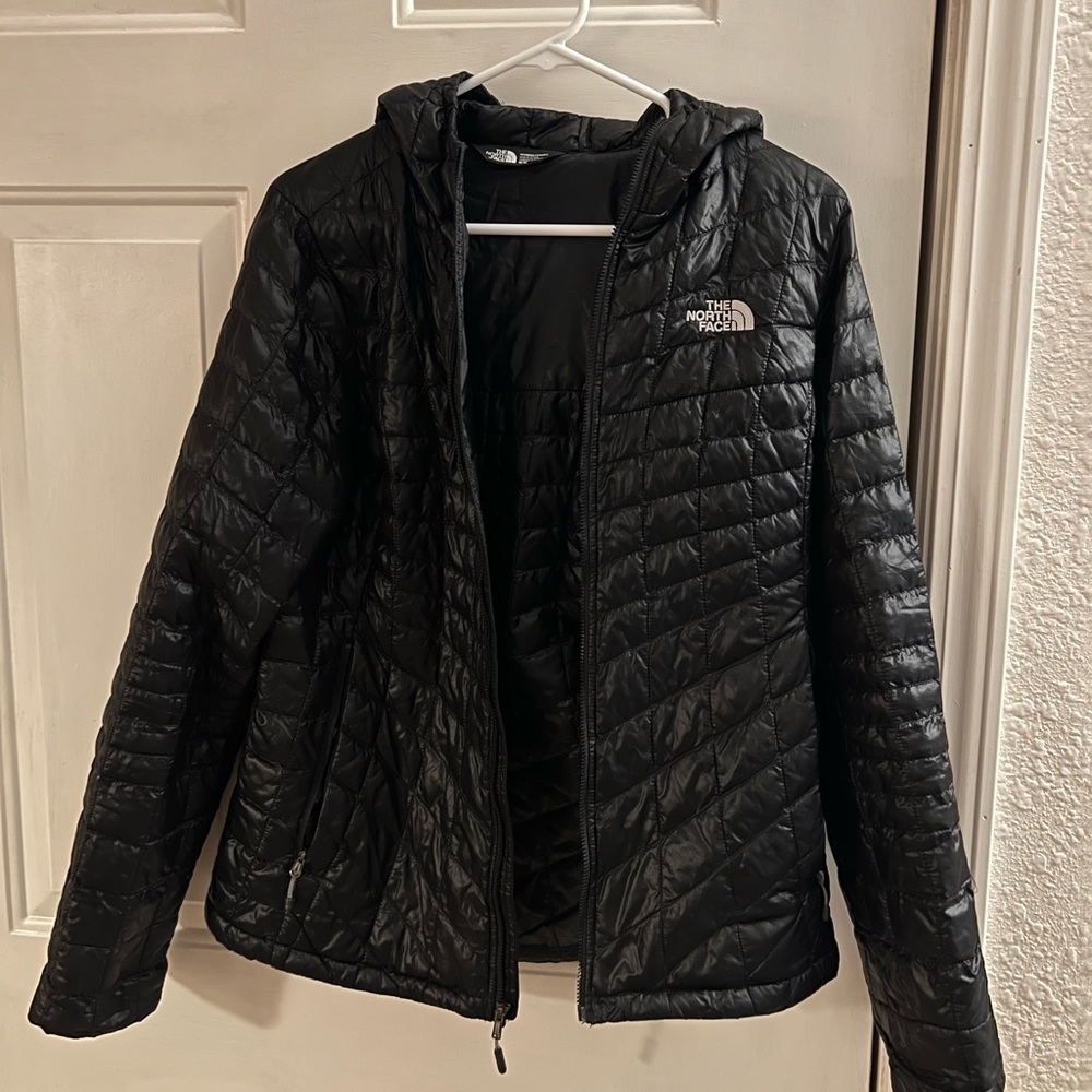Black North Face puffer jacket - lightweight, storable/packable, medium